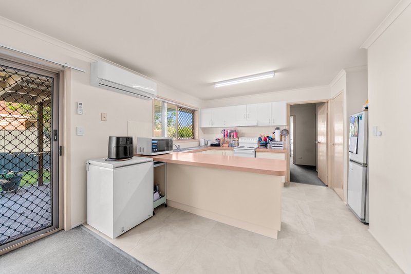 Photo - 4 Noumea Place, Forest Lake QLD 4078 - Image 5