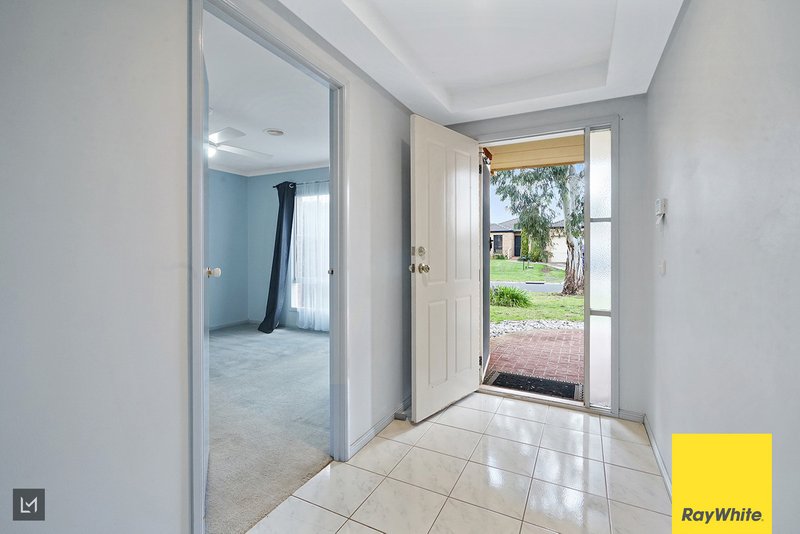 Photo - 4 Oakwood Crescent, Hoppers Crossing VIC 3029 - Image 3