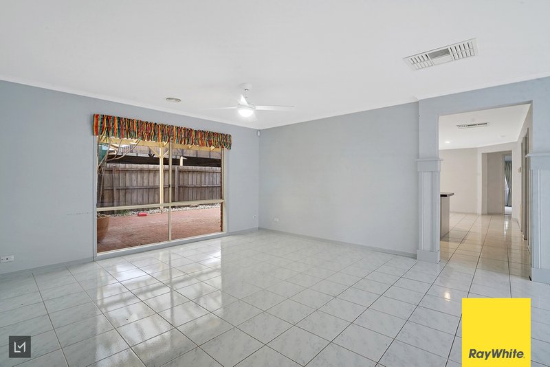 Photo - 4 Oakwood Crescent, Hoppers Crossing VIC 3029 - Image 4