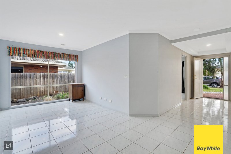 Photo - 4 Oakwood Crescent, Hoppers Crossing VIC 3029 - Image 5