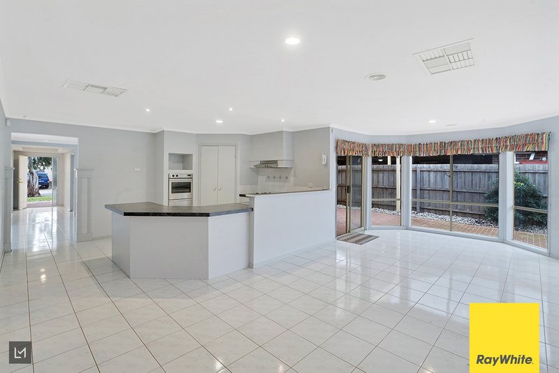 Photo - 4 Oakwood Crescent, Hoppers Crossing VIC 3029 - Image 6