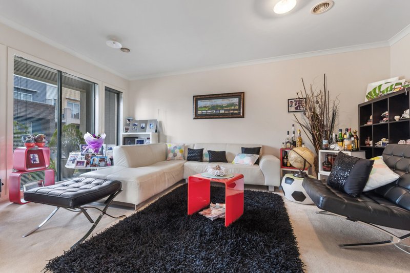 Photo - 4 Oldis Close, Caroline Springs VIC 3023 - Image 3