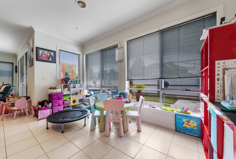 Photo - 4 Oldis Close, Caroline Springs VIC 3023 - Image 7