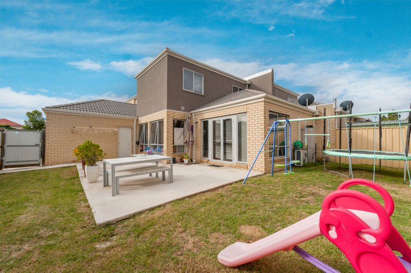 Photo - 4 Oldis Close, Caroline Springs VIC 3023 - Image 11