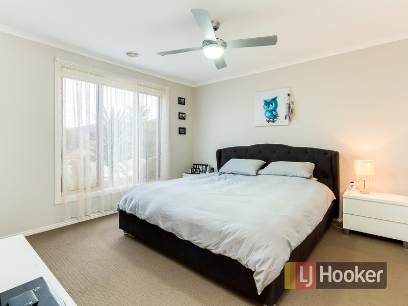 Photo - 4 Olivebank Crescent, Cranbourne North VIC 3977 - Image 4