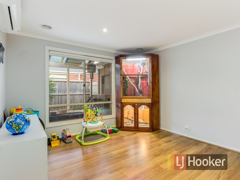 Photo - 4 Olivebank Crescent, Cranbourne North VIC 3977 - Image 6