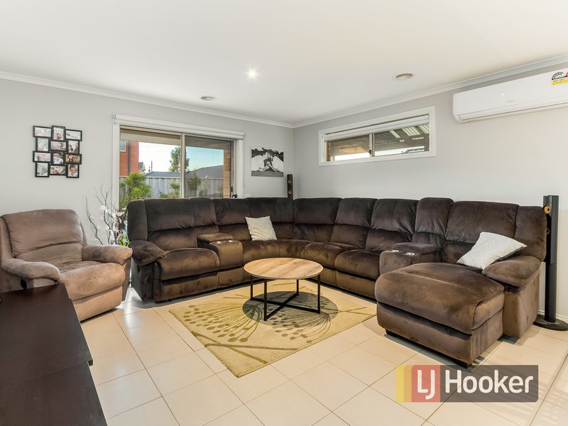 Photo - 4 Olivebank Crescent, Cranbourne North VIC 3977 - Image 7