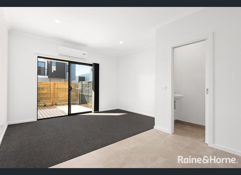 Photo - 4 Ollie Place, Cranbourne East VIC 3977 - Image 6