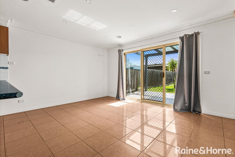 Photo - 4 Parer Way, Roxburgh Park VIC 3064 - Image 5