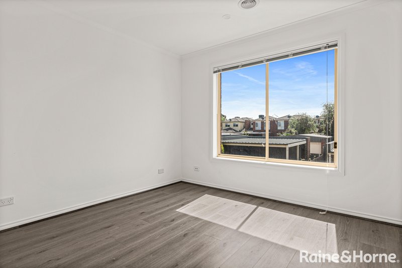 Photo - 4 Parer Way, Roxburgh Park VIC 3064 - Image 10