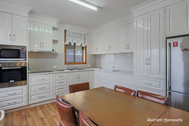 Photo - 4 Peachey Street, Casterton VIC 3311 - Image 3