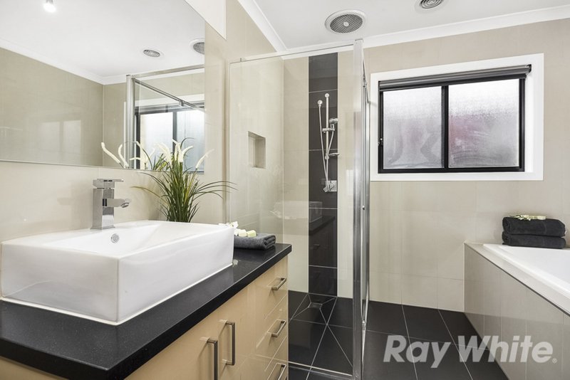 Photo - 4 Pearce Way, Craigieburn VIC 3064 - Image 9