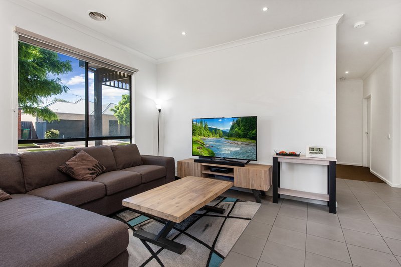 Photo - 4 Pendula Place, Pakenham VIC 3810 - Image 2