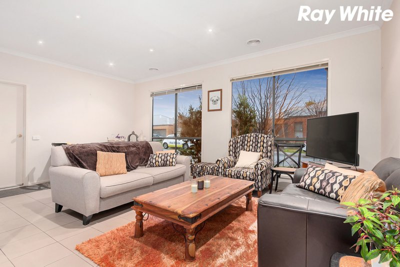 Photo - 4 Pendula Place, Pakenham VIC 3810 - Image 3