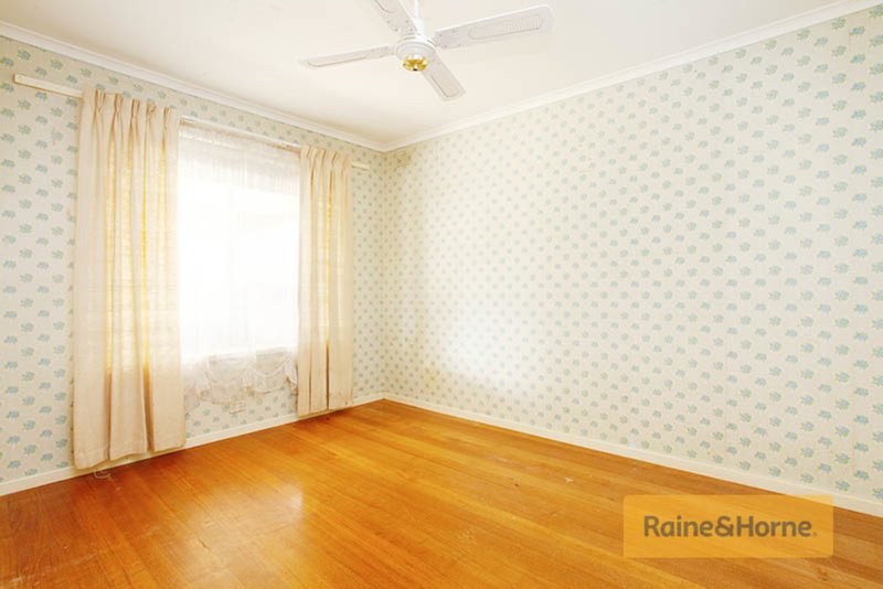 Photo - 4 Penguin Street, Melton VIC 3337 - Image 5