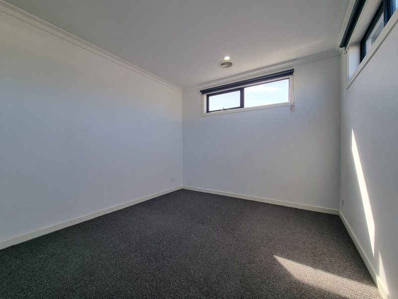 Photo - 4 Peppercorn Way, Clayton South VIC 3169 - Image 9