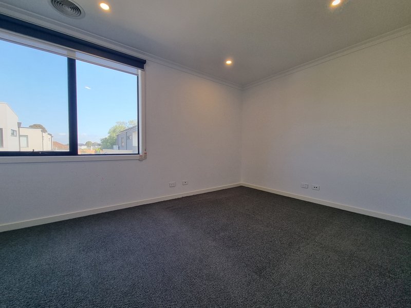 Photo - 4 Peppercorn Way, Clayton South VIC 3169 - Image 15