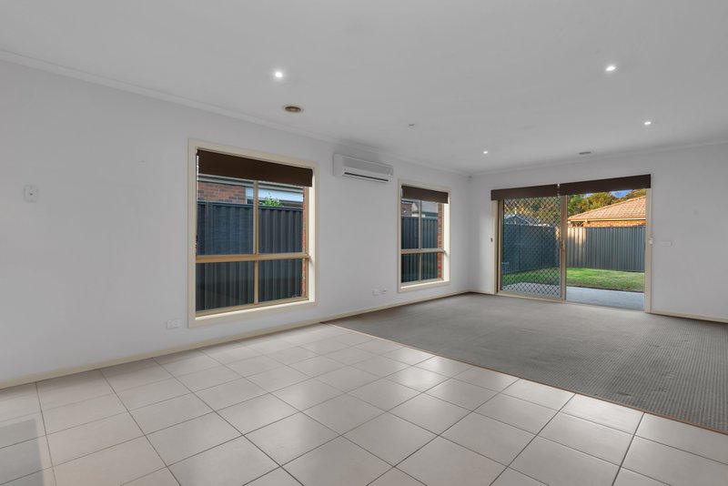 Photo - 4 Persimmon Lane, Pakenham VIC 3810 - Image 5