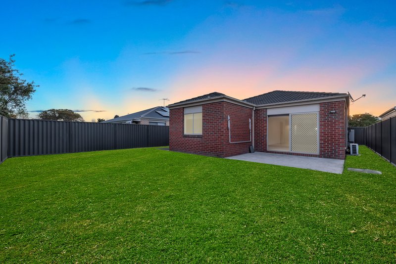 Photo - 4 Persimmon Lane, Pakenham VIC 3810 - Image 11