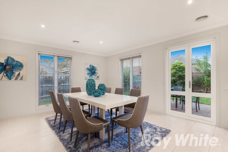 Photo - 4 Pescott Close, Burwood VIC 3125 - Image 3