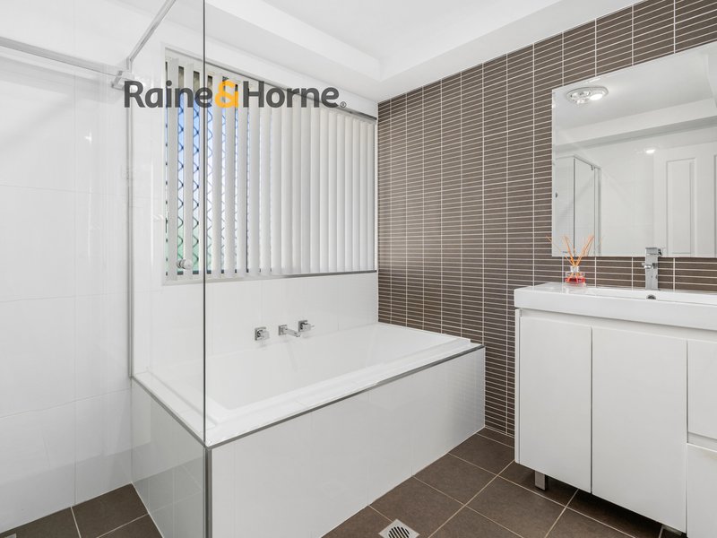 Photo - 4 Port Macquarie Avenue, Hoxton Park NSW 2171 - Image 6