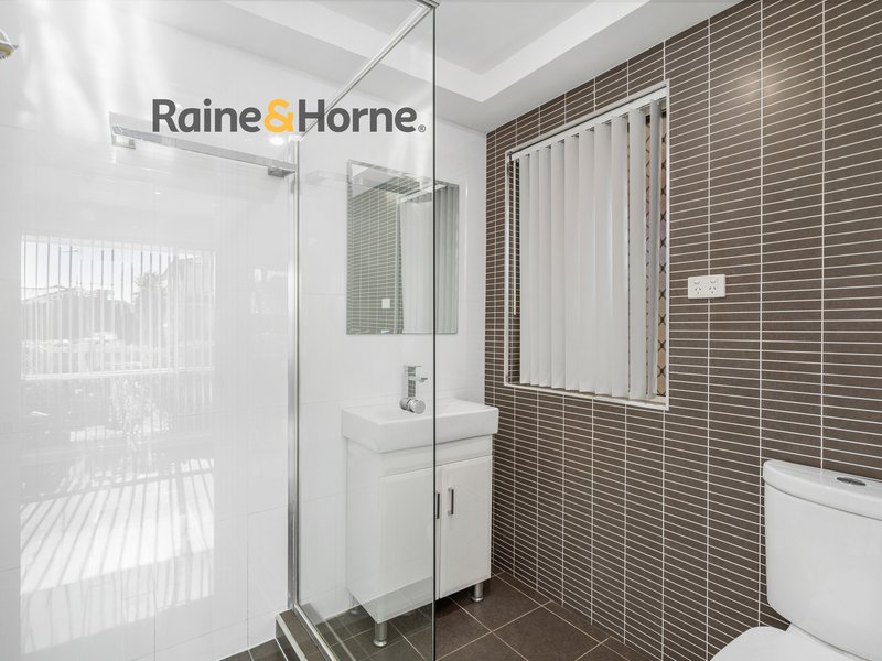 Photo - 4 Port Macquarie Avenue, Hoxton Park NSW 2171 - Image 8