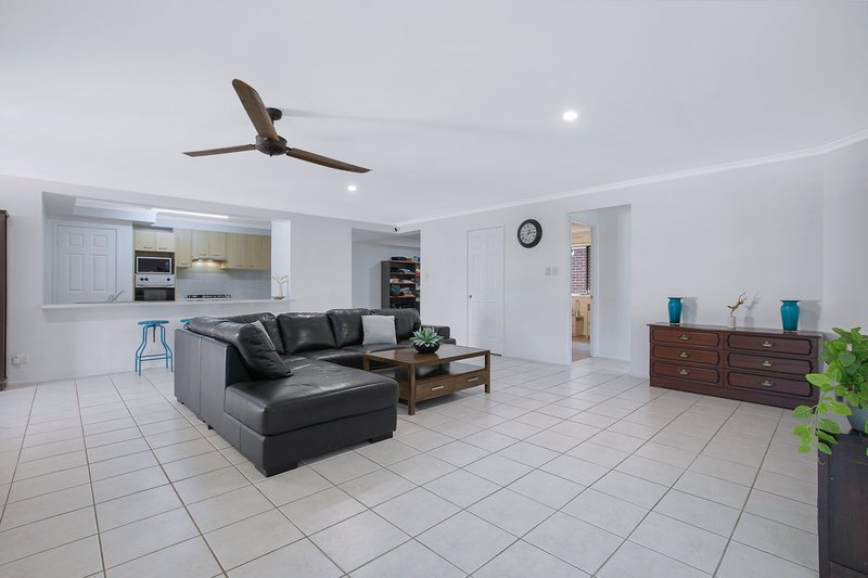 Photo - 4 Pyrenees Street, Carseldine QLD 4034 - Image 6