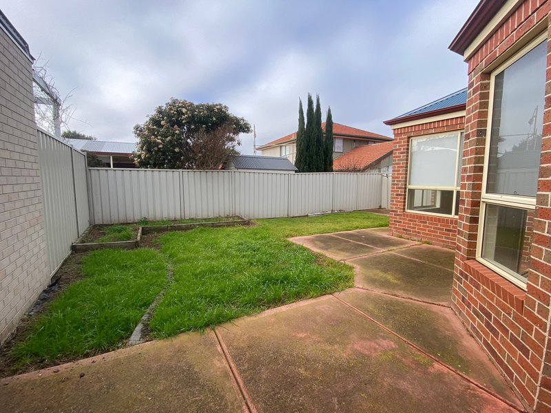 Photo - 4 Ranmore Grove, Caroline Springs VIC 3023 - Image 14