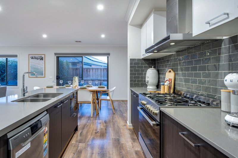 Photo - 4 Rathdowne Drive, Mickleham VIC 3064 - Image 6