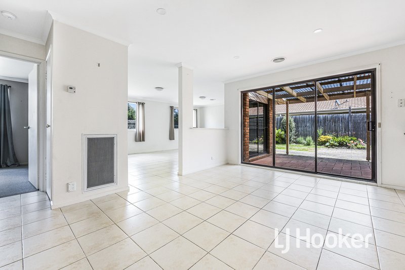 Photo - 4 Rebecca Court, Cranbourne North VIC 3977 - Image 7