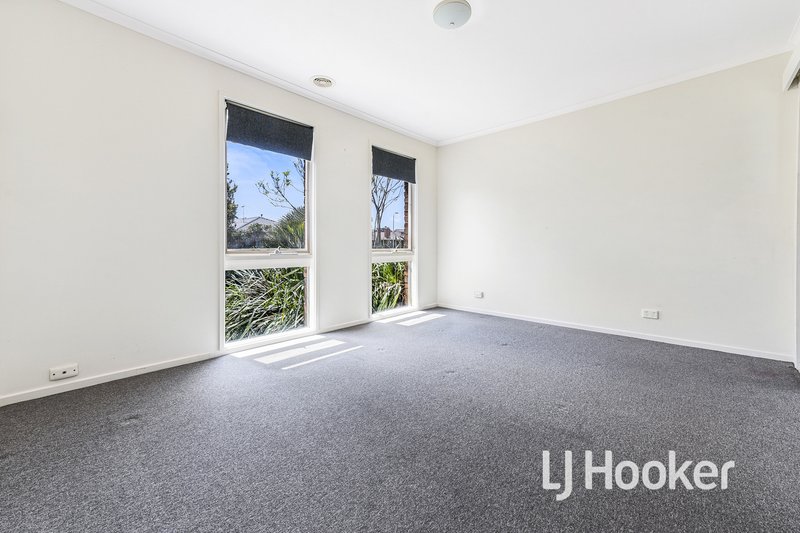 Photo - 4 Rebecca Court, Cranbourne North VIC 3977 - Image 11