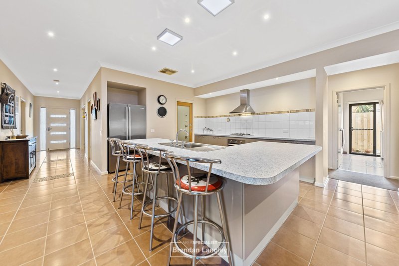 Photo - 4 Riddell Grove, Pakenham VIC 3810 - Image 3