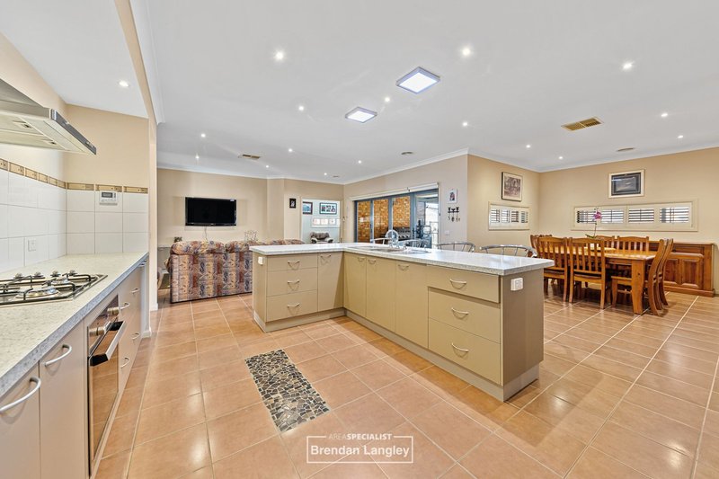 Photo - 4 Riddell Grove, Pakenham VIC 3810 - Image 5