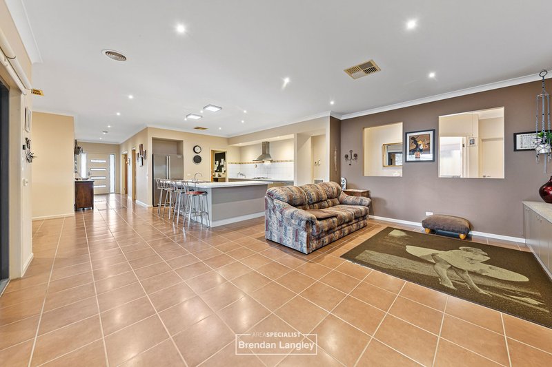 Photo - 4 Riddell Grove, Pakenham VIC 3810 - Image 8