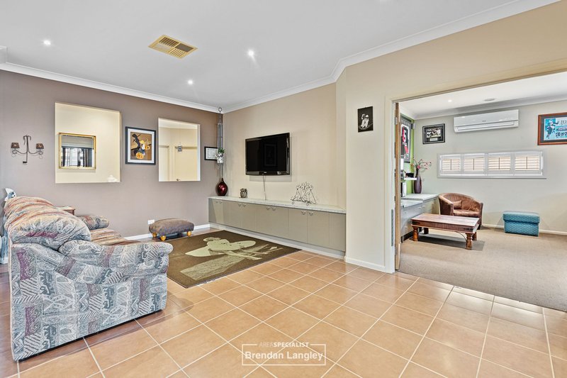 Photo - 4 Riddell Grove, Pakenham VIC 3810 - Image 9