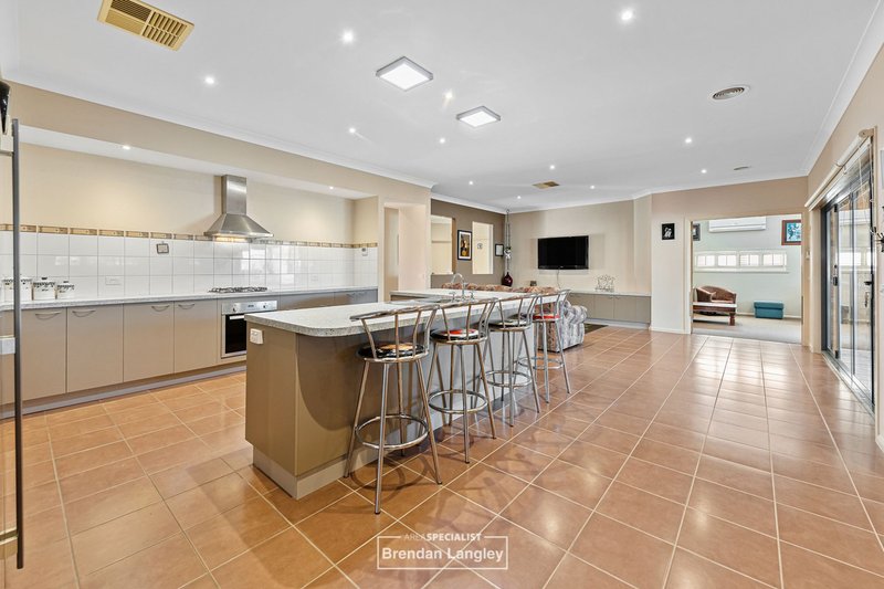 Photo - 4 Riddell Grove, Pakenham VIC 3810 - Image 5