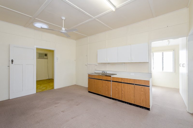 Photo - 4 Roberts Street, South Gladstone QLD 4680 - Image 4