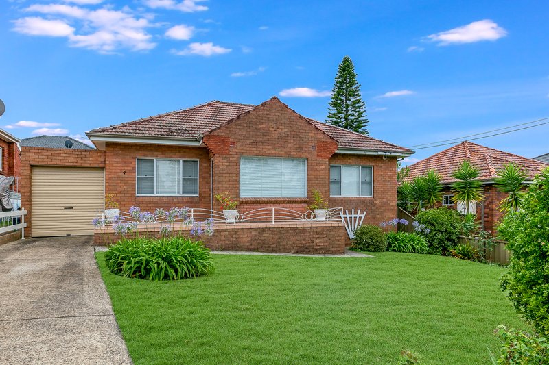 4 Robertson Crescent, Mount Lewis NSW 2190