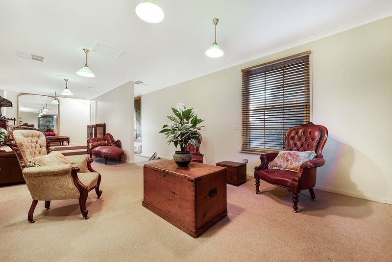 Photo - 4 Rome Court, Glen Waverley VIC 3150 - Image 6