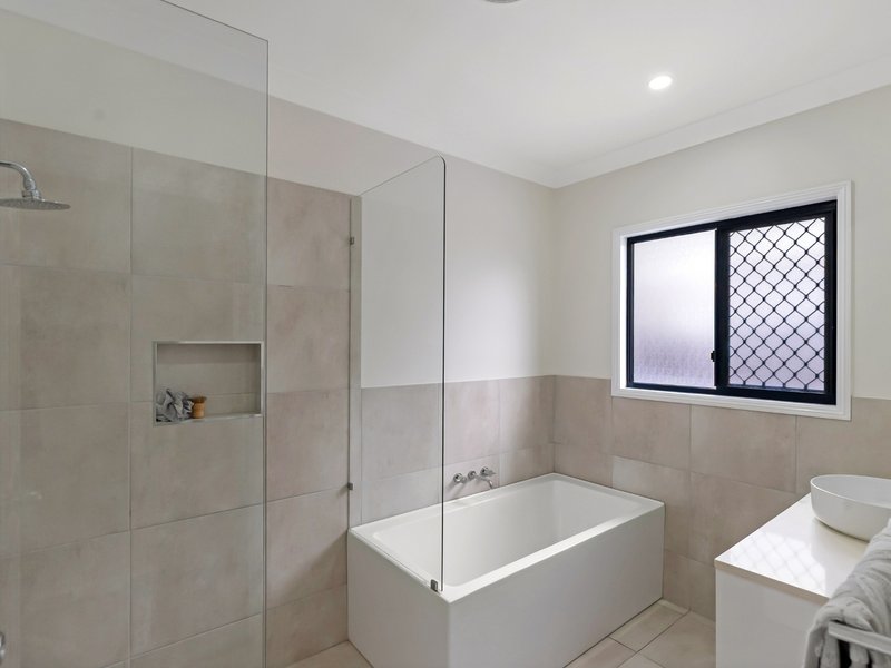 Photo - 4 Rosemont Court, Mooroobool QLD 4870 - Image 14