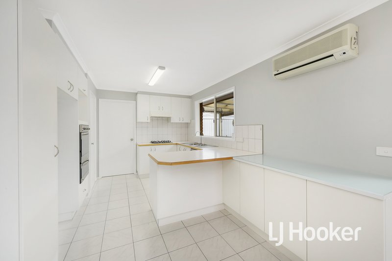 Photo - 4 Rowen Court, Cranbourne North VIC 3977 - Image 7