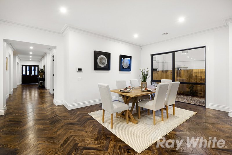 Photo - 4 Sagan Court, Glen Waverley VIC 3150 - Image 4