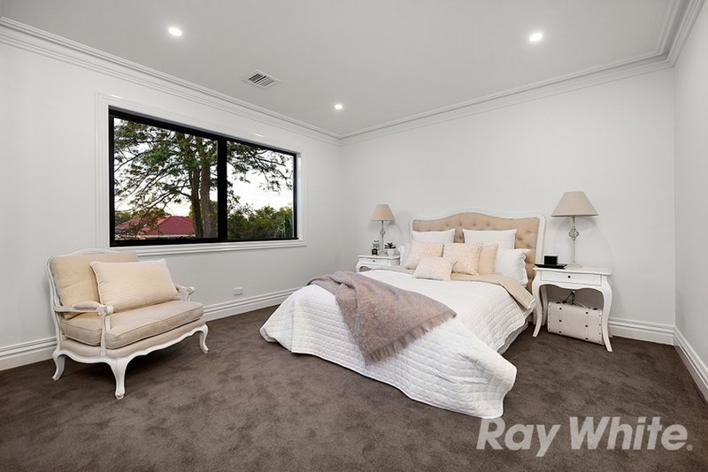 Photo - 4 Sagan Court, Glen Waverley VIC 3150 - Image 11