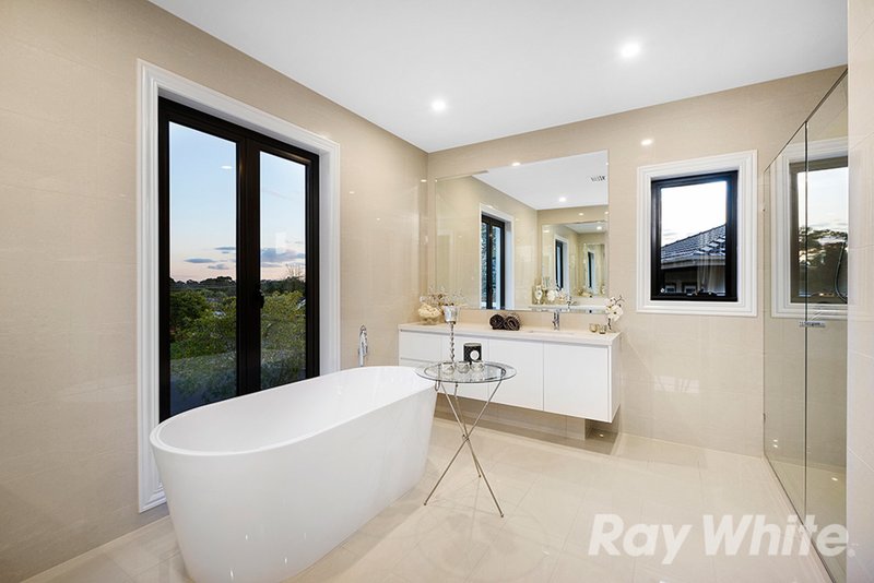 Photo - 4 Sagan Court, Glen Waverley VIC 3150 - Image 13