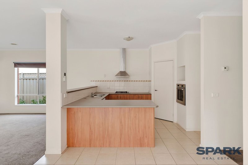 Photo - 4 Salford Lane, Caroline Springs VIC 3023 - Image 3