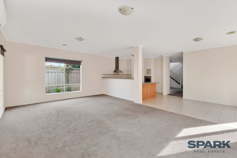 Photo - 4 Salford Lane, Caroline Springs VIC 3023 - Image 4