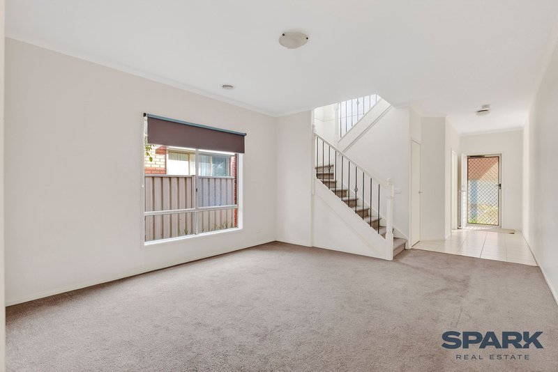 Photo - 4 Salford Lane, Caroline Springs VIC 3023 - Image 5