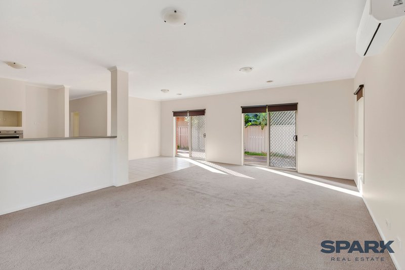 Photo - 4 Salford Lane, Caroline Springs VIC 3023 - Image 6
