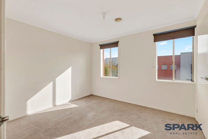 Photo - 4 Salford Lane, Caroline Springs VIC 3023 - Image 7