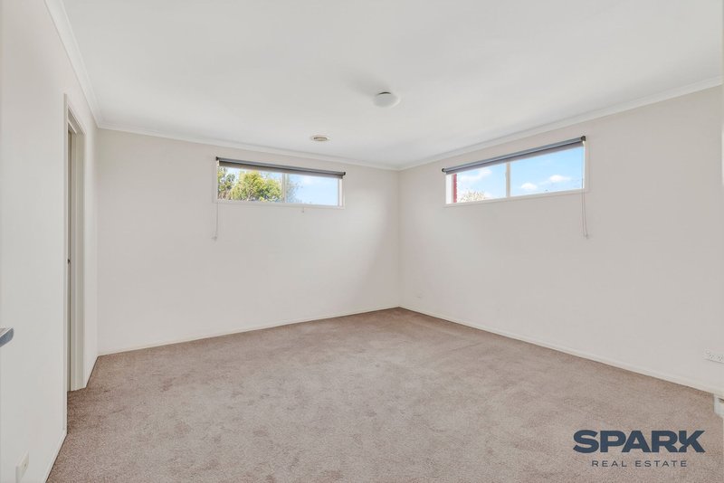 Photo - 4 Salford Lane, Caroline Springs VIC 3023 - Image 8